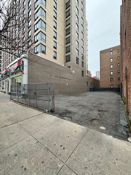 15310 89th Ave, Jamaica, NY à vendre - Photo du bâtiment - Image 3 de 6