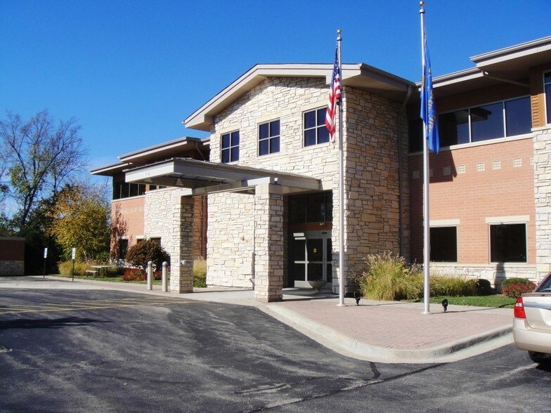 864 Stearns Rd, Bartlett, IL à louer - Photo du bâtiment - Image 2 de 9