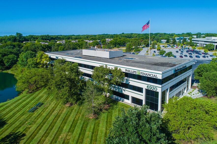 6920 Pointe Inverness Way, Fort Wayne, IN à louer - Photo du bâtiment - Image 2 de 9