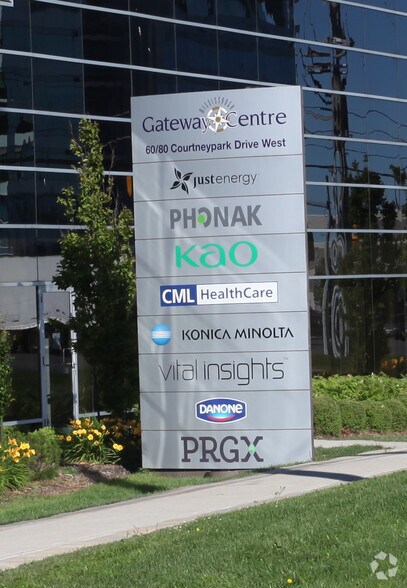 60 Courtneypark Dr W, Mississauga, ON à louer - Photo du bâtiment - Image 2 de 4