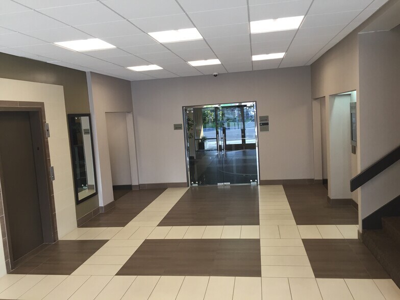 6700 Fallbrook Ave, West Hills, CA à louer - Hall d’entrée - Image 3 de 4