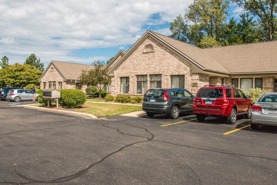 2390 Woodlake Dr, Okemos, MI à louer - Photo du bâtiment - Image 2 de 3