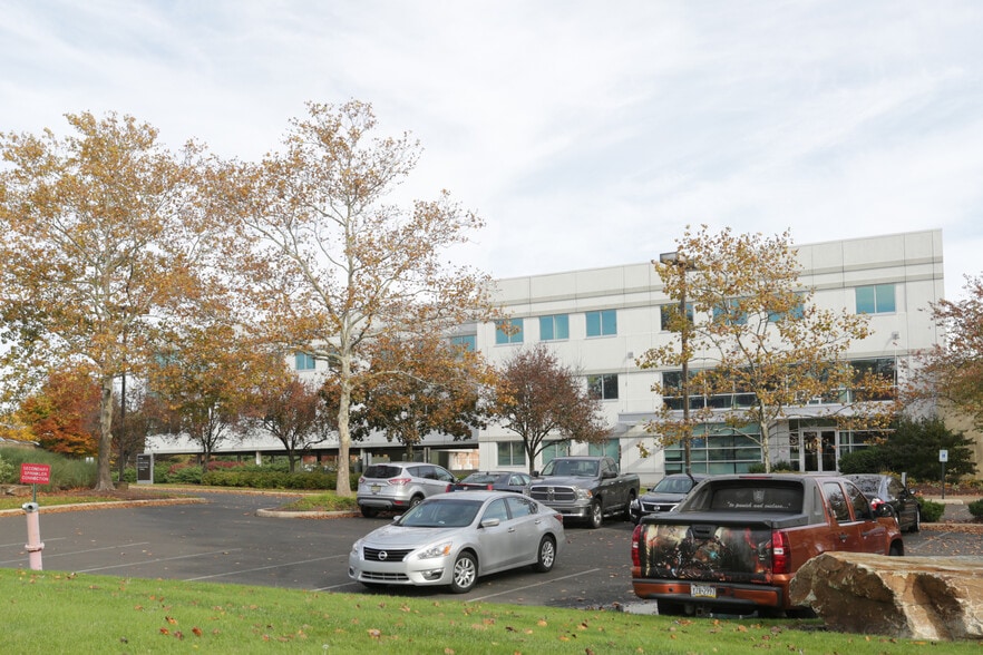 444 Oxford Valley Rd, Langhorne, PA for sale - Building Photo - Image 2 of 22