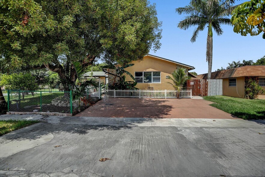 203 NE 2nd Ave, Dania Beach, FL for sale - Primary Photo - Image 1 of 3