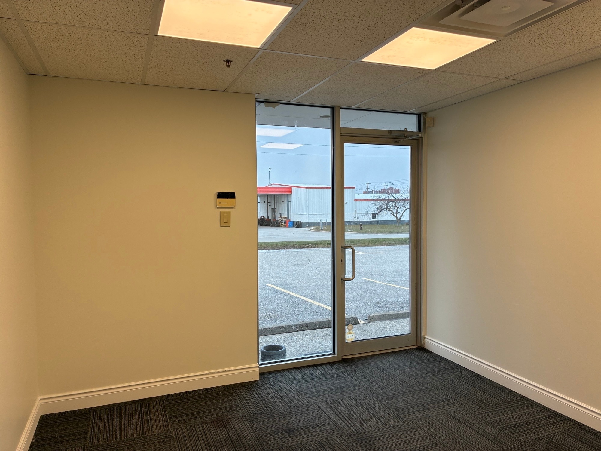 1380 Hopkins St, Whitby, ON à louer Photo intérieure- Image 1 de 9