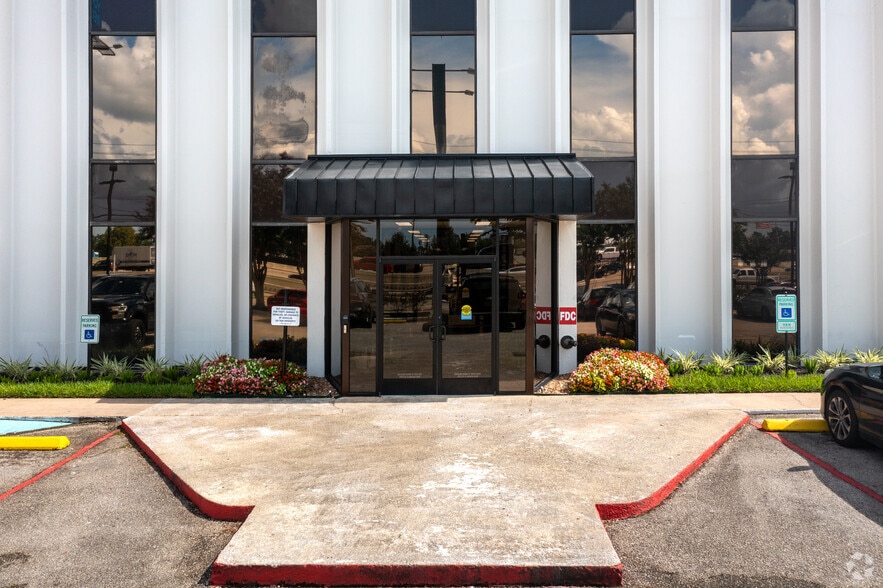 11211 Katy Fwy, Houston, TX for lease - Building Photo - Image 3 of 14