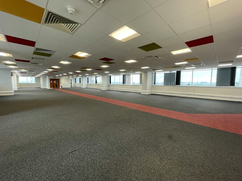 St Edwards Way, Romford à louer - Photo du bâtiment - Image 2 de 28