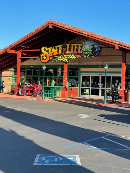 950-990 E Lake Ave, Watsonville, CA à louer - Photo du bâtiment - Image 2 de 4