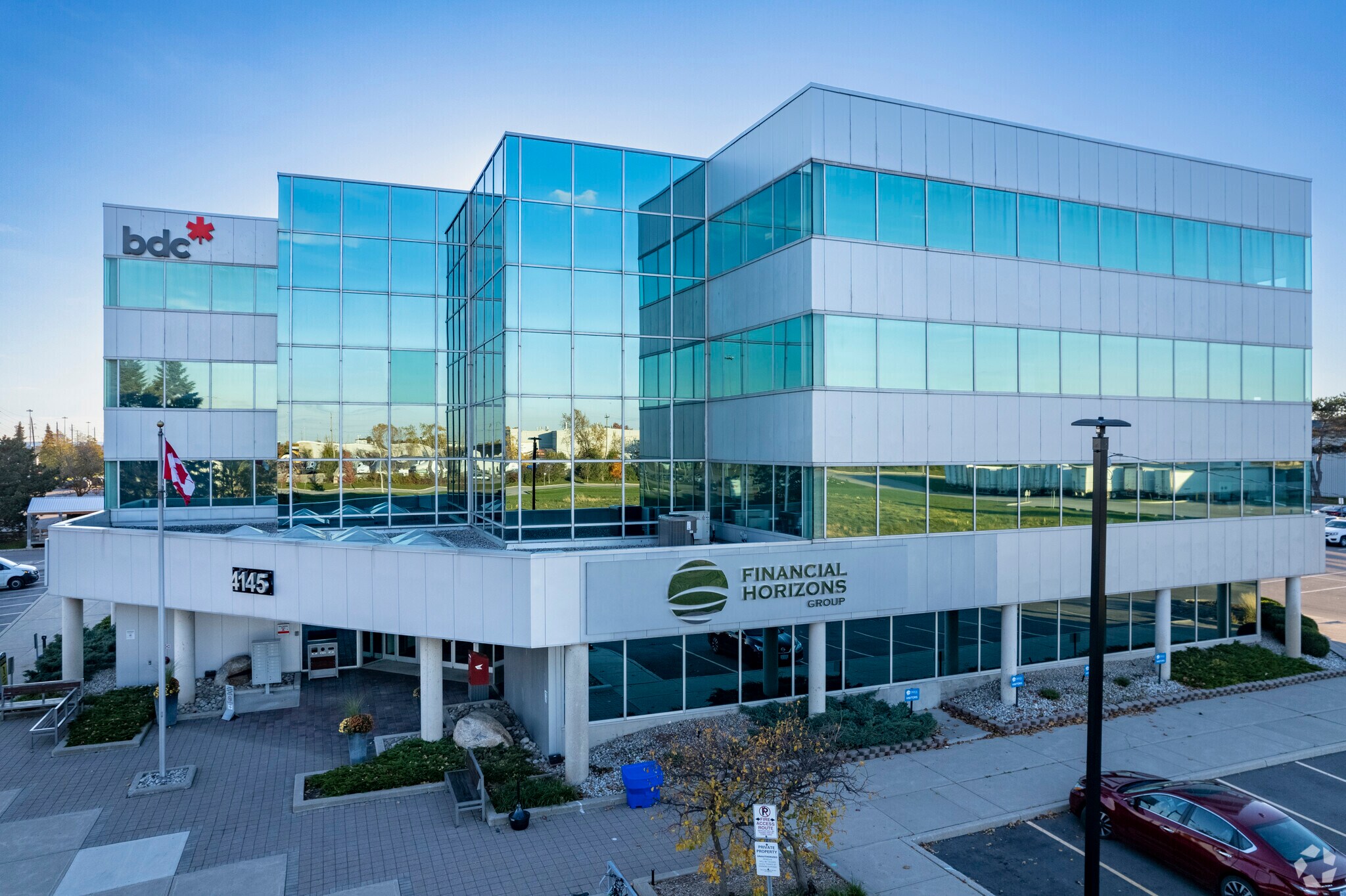 4145 North Service Rd, Burlington, ON à louer Photo du bâtiment- Image 1 de 14