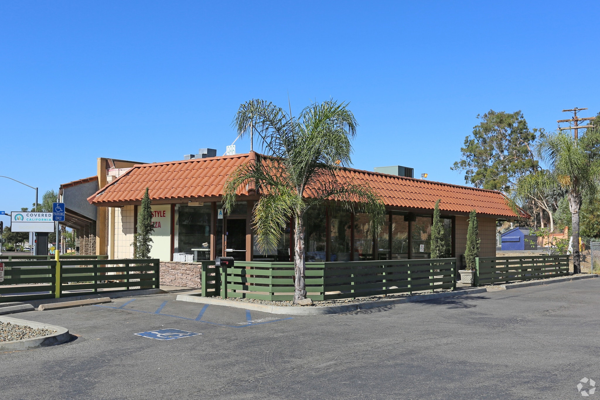 986 E Vista Way, Vista, CA for lease Primary Photo- Image 1 of 6