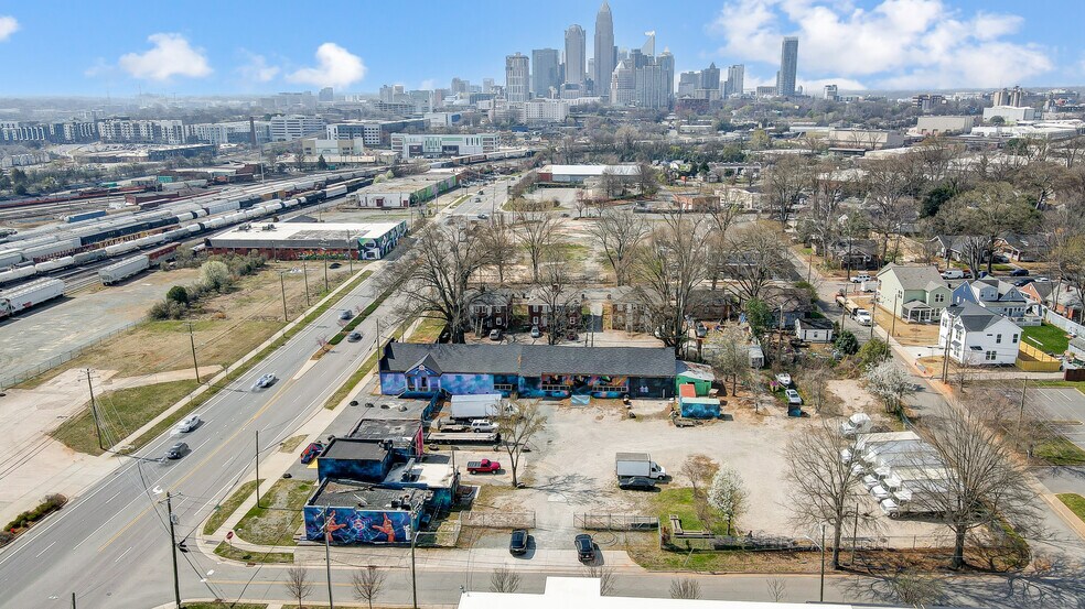 1725 N Tryon St N, Charlotte, NC à vendre - Photo du bâtiment - Image 1 de 42