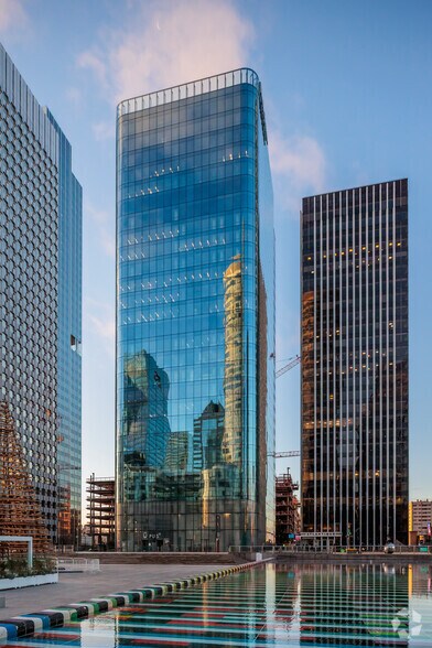 Bureau dans 77 Esplanade Du Général De Gaulle, Puteaux à louer - Photo principale - Image 1 de 3