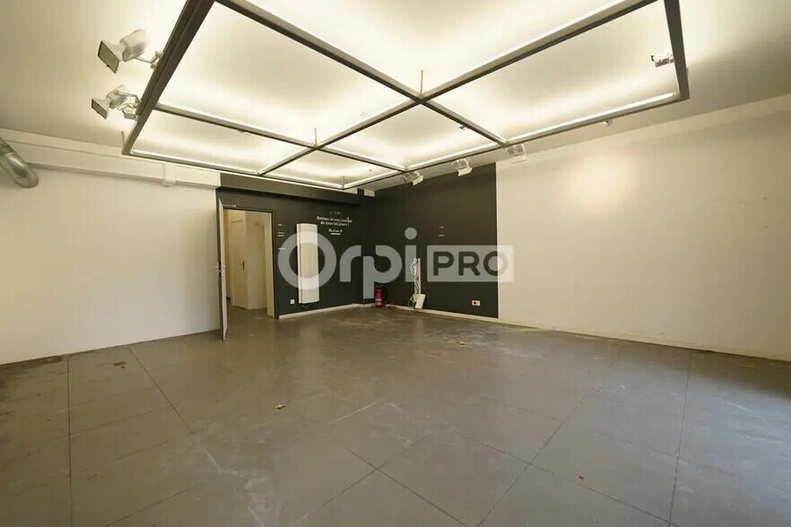 Retail in Lyon for lease - Interior Photo - Image 1 of 11