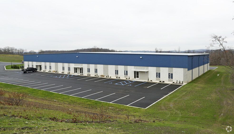122 Equity Dr, Greensburg, PA à louer - Photo du bâtiment - Image 2 de 4