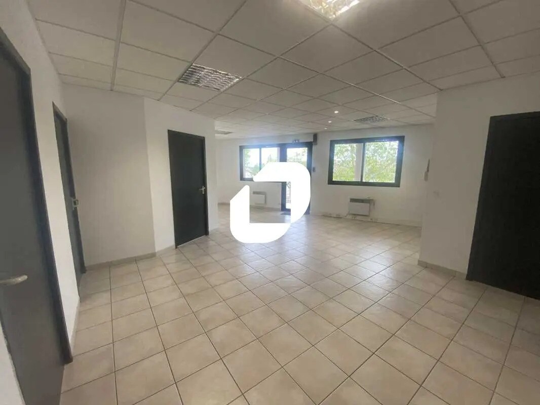 Office in Le Haillan for lease Interior Photo- Image 1 of 8
