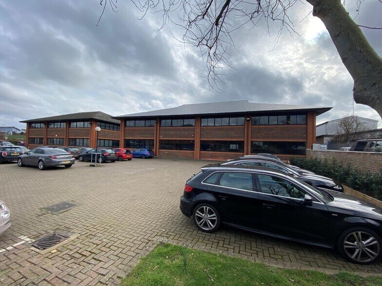 2-3 Wintersells Rd, Byfleet à louer - Photo du bâtiment - Image 3 de 11