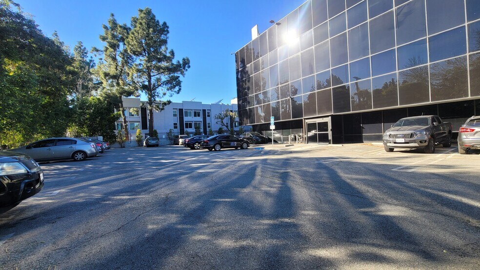 17742-17750 Sherman Way, Reseda, CA à louer - Photo du bâtiment - Image 2 de 24