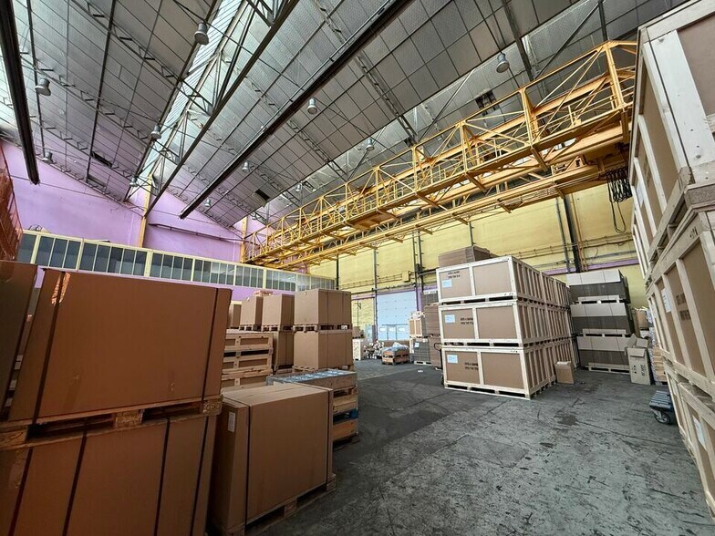 Industrial in Persan for lease - Interior Photo - Image 3 of 9