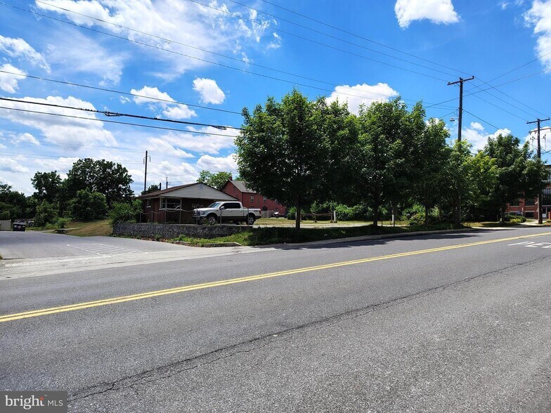 400 E Main St, Mount Joy, PA à vendre - Photo du bâtiment - Image 3 de 10