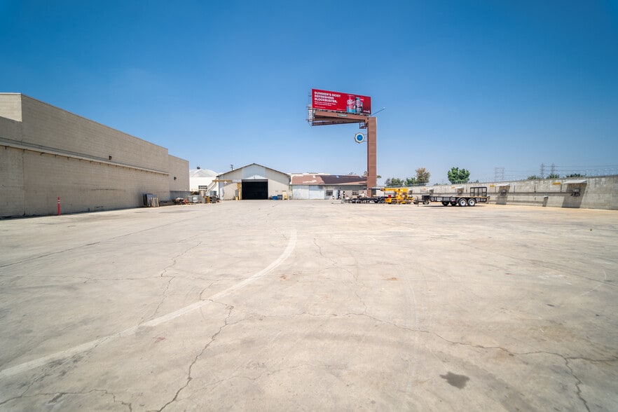 11200 Wright Rd, Lynwood, CA à louer - Photo du bâtiment - Image 3 de 6