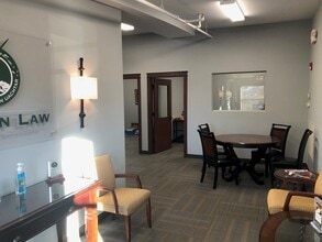 319 W State St, Geneva, IL à louer Photo intérieure- Image 2 de 7