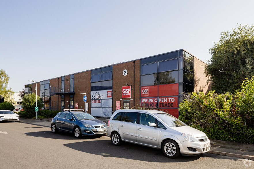 10 Stonefield Way, Ruislip à louer - Photo du bâtiment - Image 2 de 2