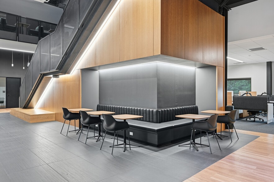 15505 Wright Brothers Dr, Addison, TX for lease - Interior Photo - Image 2 of 18