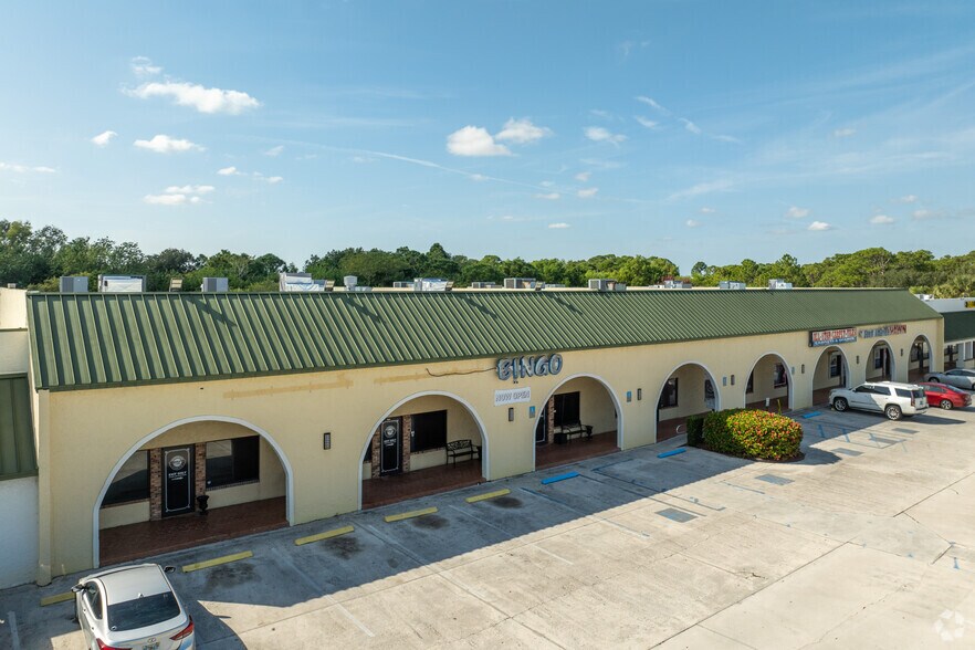 8421-8453 S US Highway 1, Port Saint Lucie, FL à louer - Photo du bâtiment - Image 3 de 4