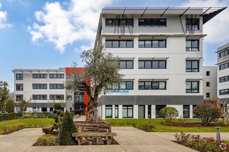 2 Allée du Lazio, Saint-Priest à louer - Photo du bâtiment - Image 2 de 2