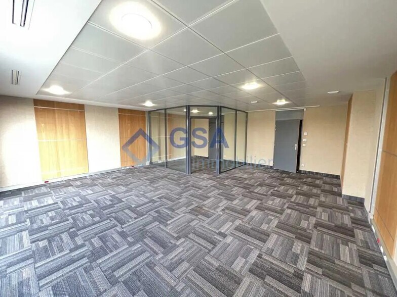 Bureau dans Lieusaint à louer - Photo du bâtiment - Image 2 de 4