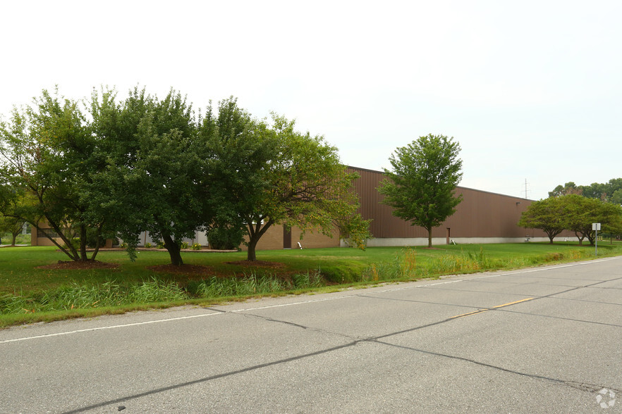 27025 Trolley Industrial Dr, Taylor, MI for lease - Building Photo - Image 3 of 4