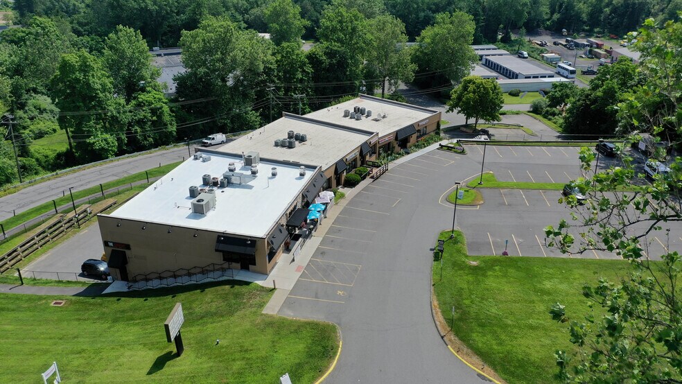 355 Federal Rd, Brookfield, CT à vendre - Photo du bâtiment - Image 3 de 14