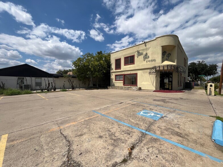 102 W Calton Rd, Laredo, TX à vendre - Photo du bâtiment - Image 3 de 45