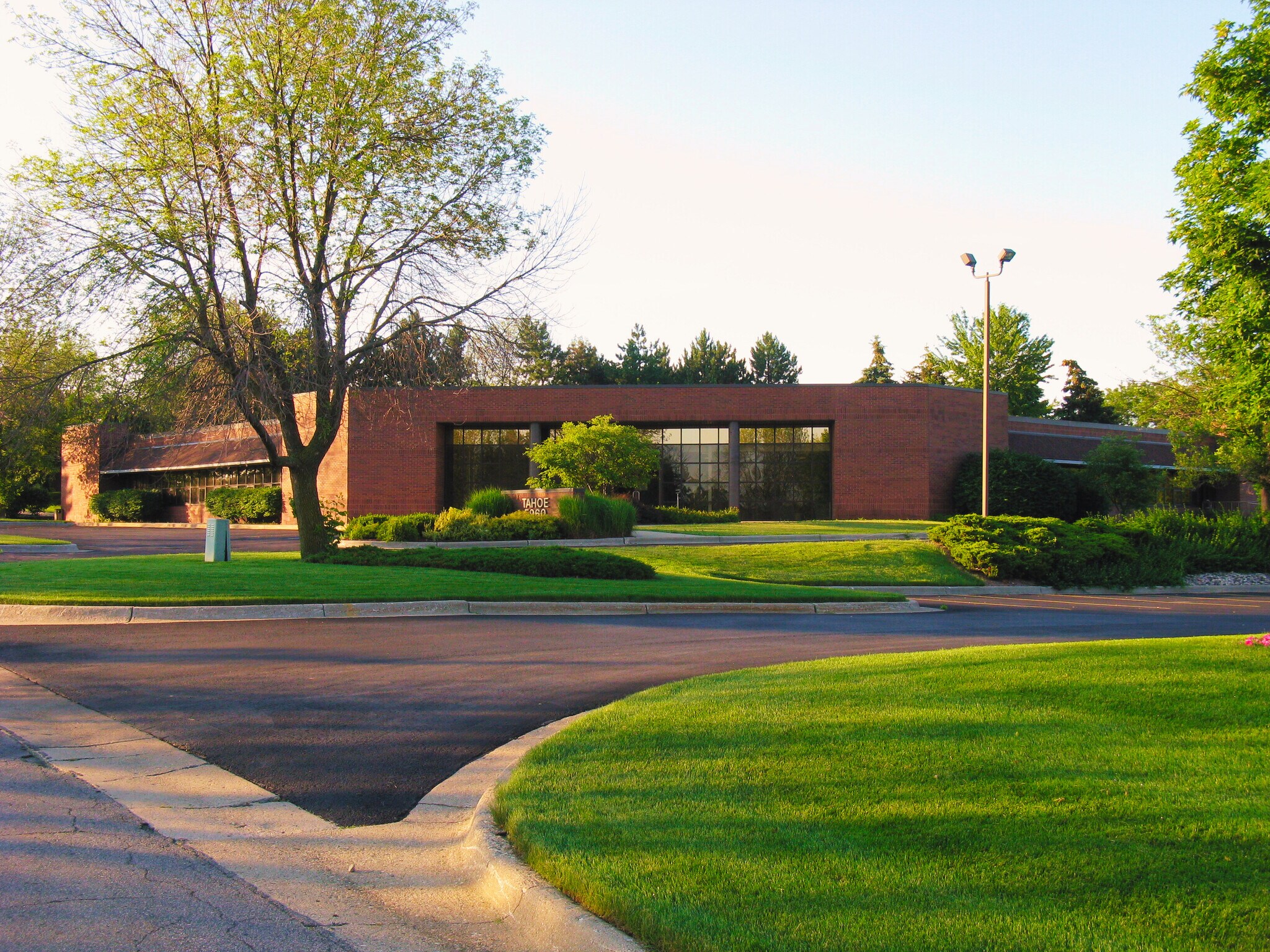 5960 Tahoe Dr SE, Grand Rapids, MI à louer Photo du bâtiment- Image 1 de 2