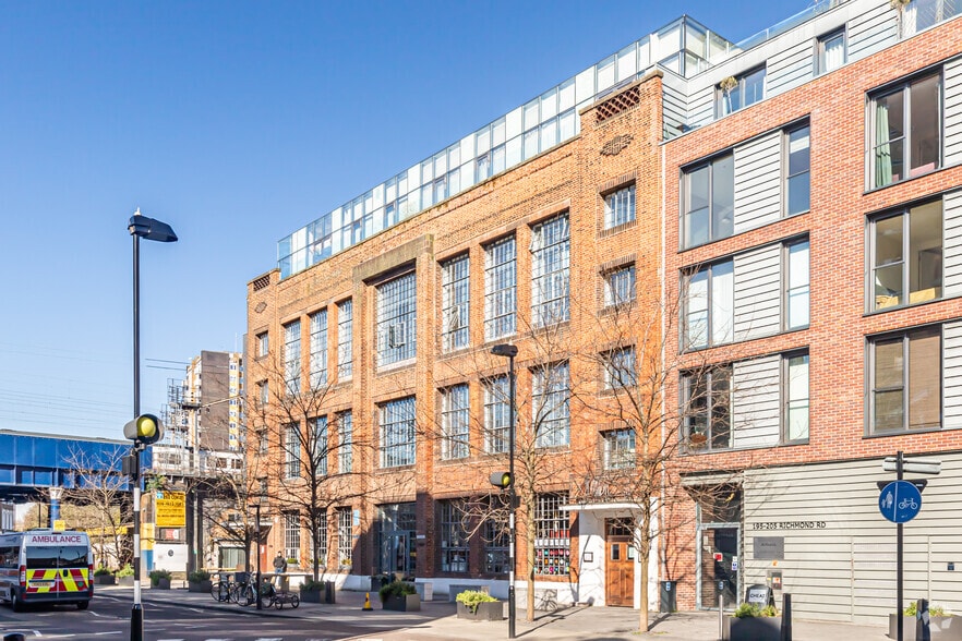 205 Richmond Rd, Londres à louer - Photo du bâtiment - Image 2 de 3