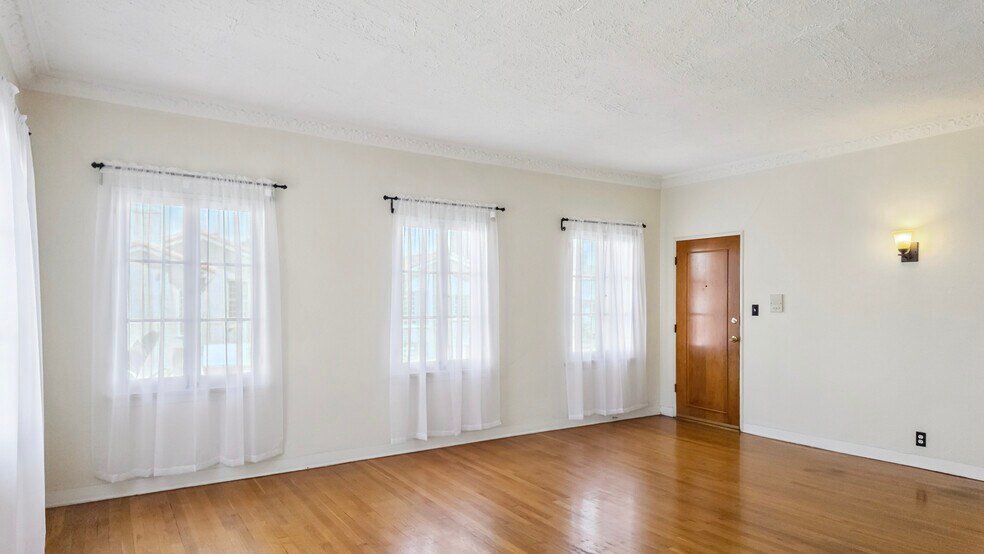 6022 W 8th St, Los Angeles, CA à vendre - Photo du bâtiment - Image 3 de 28