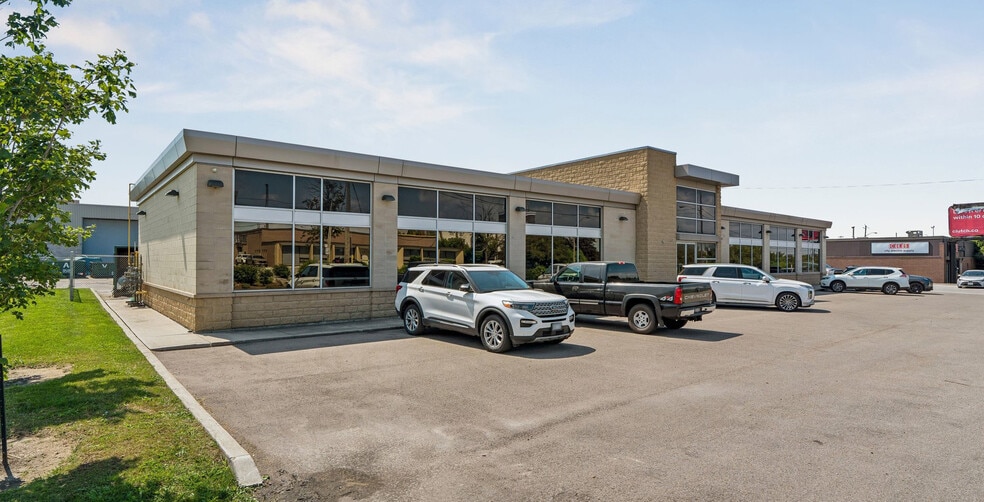 235 Belfield Rd, Toronto, ON à louer - Photo du bâtiment - Image 2 de 6