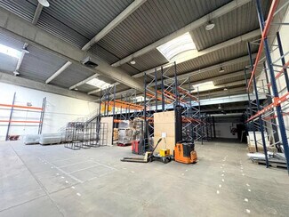 Plus de détails pour Local d'activités à louer