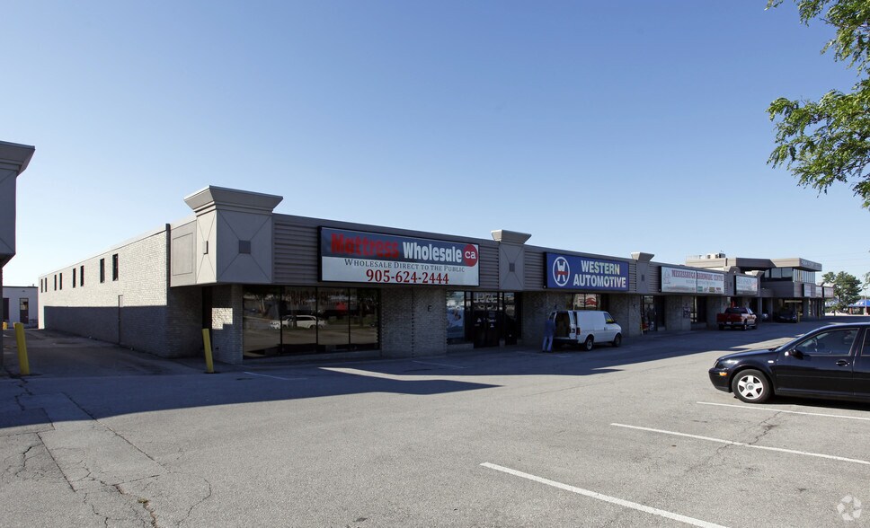 1250-1274 Eglinton Ave E, Mississauga, ON à louer - Photo du bâtiment - Image 3 de 6