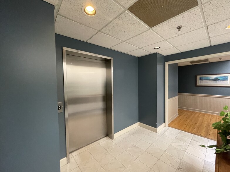 52 New Orleans Rd, Hilton Head Island, SC for sale - Interior Photo - Image 2 of 11