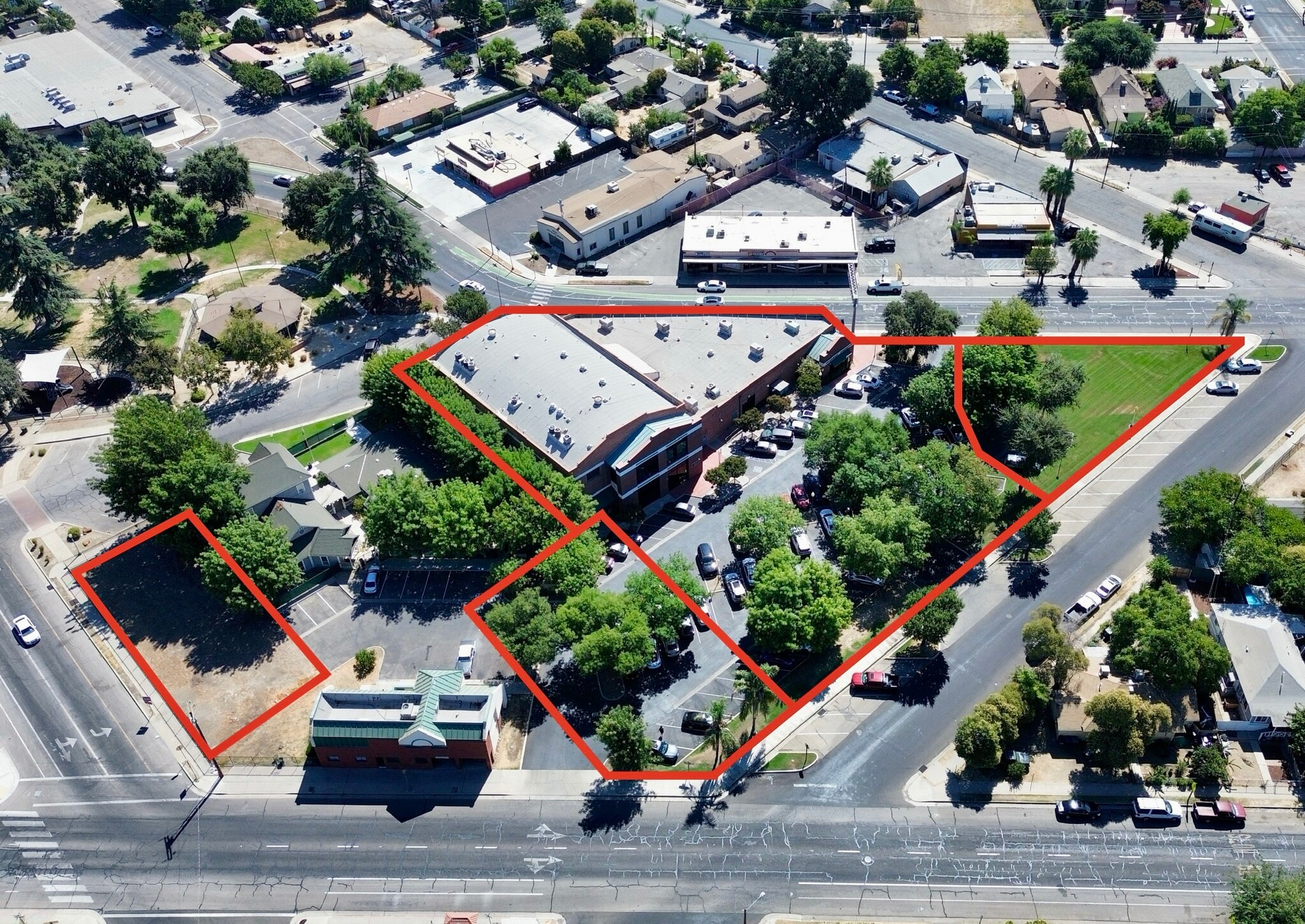 711 N Court St, Visalia, CA à vendre Photo du bâtiment- Image 1 de 24