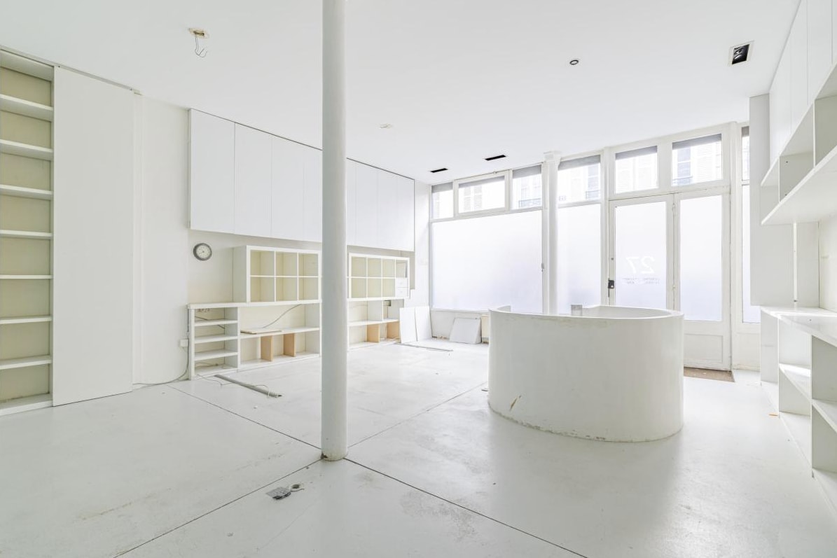 Retail in Paris for lease Interior Photo- Image 1 of 5