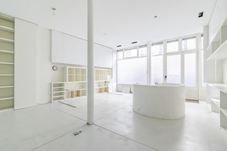 Retail in Paris for lease Interior Photo- Image 1 of 5