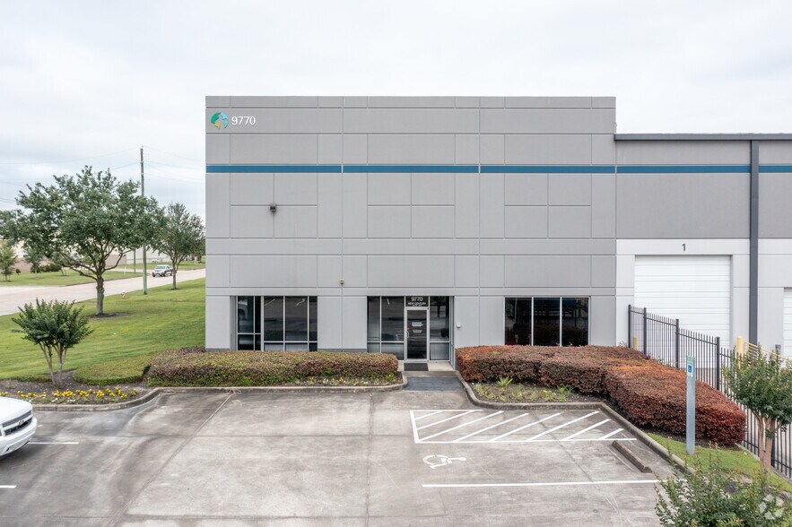 9770 New Century Dr, Pasadena, TX à louer - Photo du bâtiment - Image 3 de 6