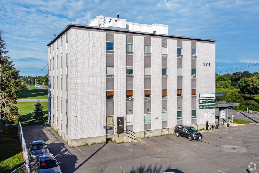 2211 Riverside Dr, Ottawa, ON à louer - Photo du bâtiment - Image 2 de 3