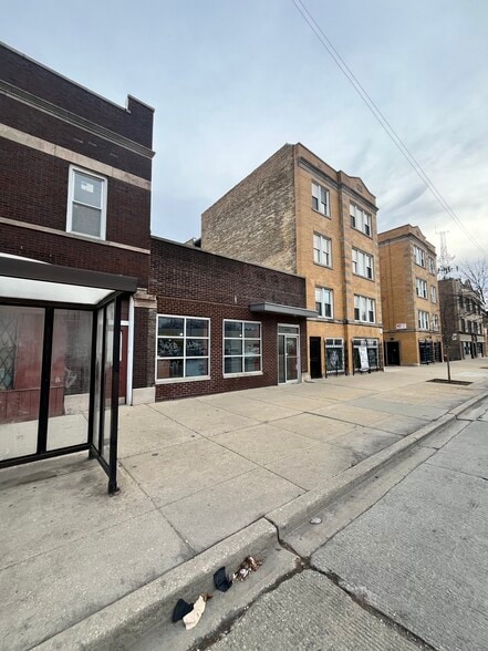 4203 W Fullerton Ave, Chicago, IL à vendre - Photo du bâtiment - Image 2 de 26