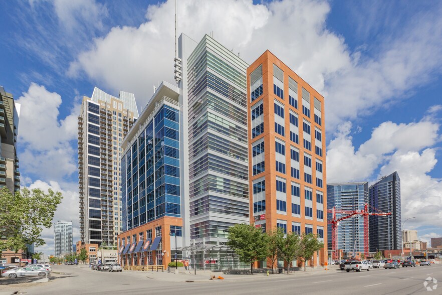 1331 Macleod Trl SE, Calgary, AB à louer - Photo du bâtiment - Image 3 de 11