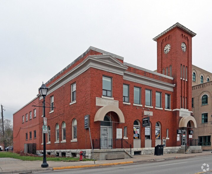 15213 Yonge St, Aurora, ON à vendre - Photo principale - Image 1 de 1