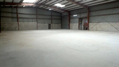 Flex in Aubagne for lease Interior Photo- Image 2 of 9