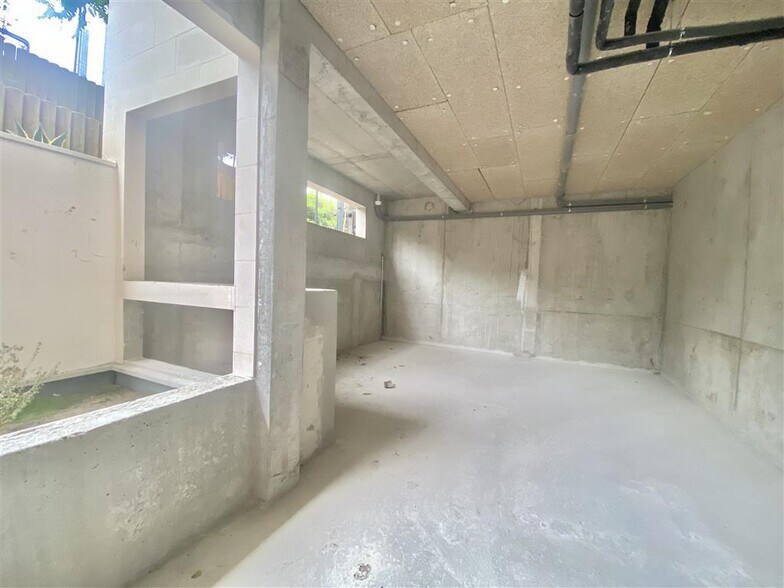 Retail in Clichy for lease - Interior Photo - Image 3 of 7